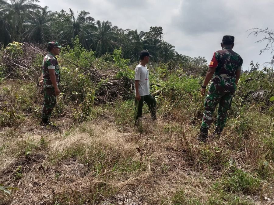 Babinsa Patroli Kebun Warga, Cegah Karhutla dari Puntung Rokok