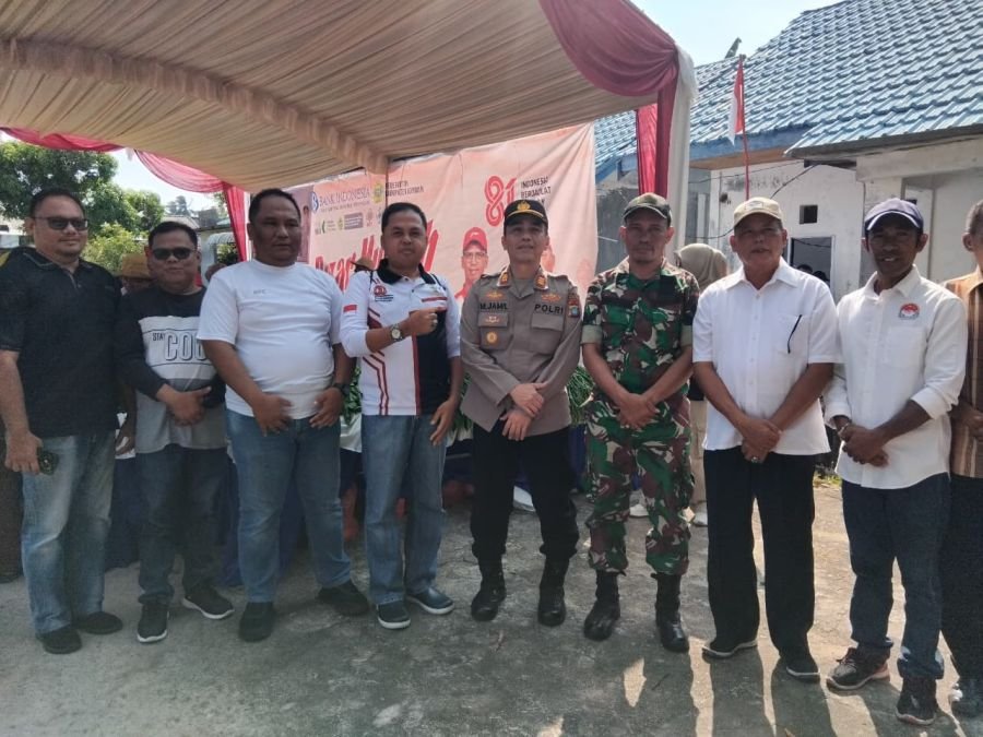 Babinsa Pauh Kawal Bazar Murah, Warga Moro Sambut Jelang HUT Ke-81 RI