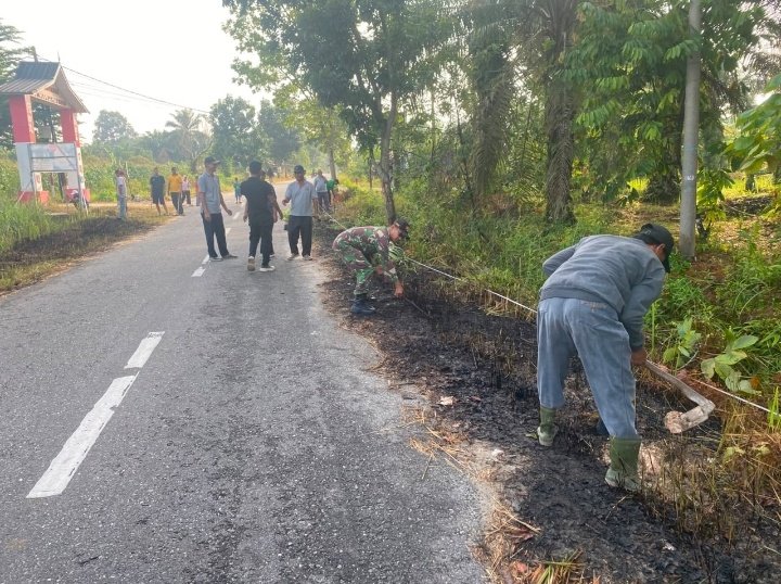 Babinsa Pebatuan Bersama Warga Gotong Royong Bersihkan Drainase dan Tanam Pohon