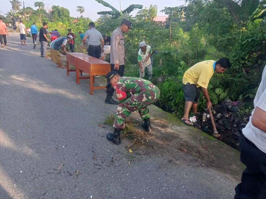 Babinsa Pebatuan Turut Semarakkan HUT Pekanbaru ke-242 Melalui Gotong Royong Massal