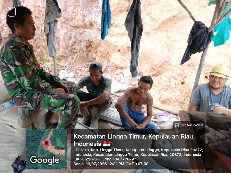 Babinsa Pekaka Komsos Bersama Pekerja Bangunan, Ingatkan Keselamatan dan Kesehatan Kerja