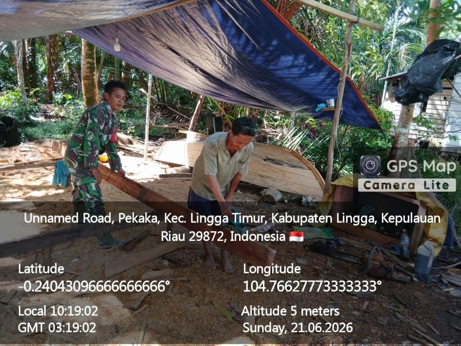 Babinsa Pekaka Sambangi Warga, Berikan Imbauan Keselamatan Saat Pembuatan Pompong Untuk Aktivitas Ne