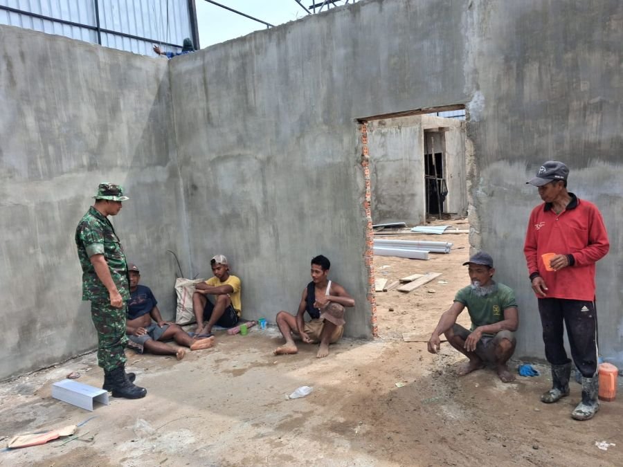 Babinsa Pelda Damrianto Tinjau KDKMP, Dorong Pembangunan Berjalan Sesuai Rencana