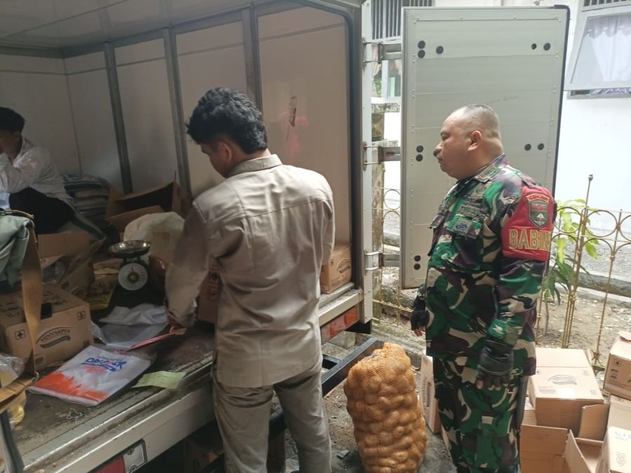 Babinsa Pelda Novaldi Hadir Ditengah Warga Saat Operasi Pasar Murah Digelar di Rumbai Bukit
