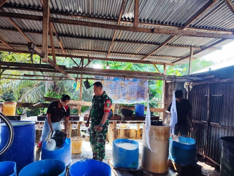 Babinsa Pematang Kapau Dampingi UMKM Pengrajin Tahu, Tekankan Pentingnya Jaga Lingkungan
