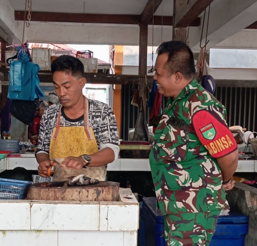 Babinsa Pemping Gencarkan Edukasi Karhutla di Pasar Induk Belakang Padang