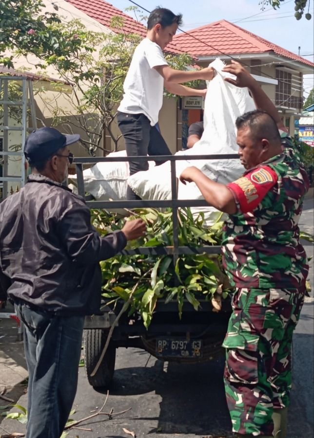 Babinsa Pemping Gerakkan Gotong Royong Sambut Idul Adha