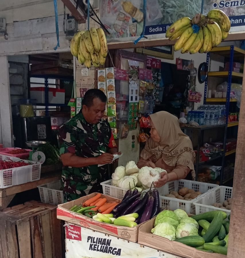 Babinsa Pemping Temukan Lonjakan Harga Sayur di Pasar