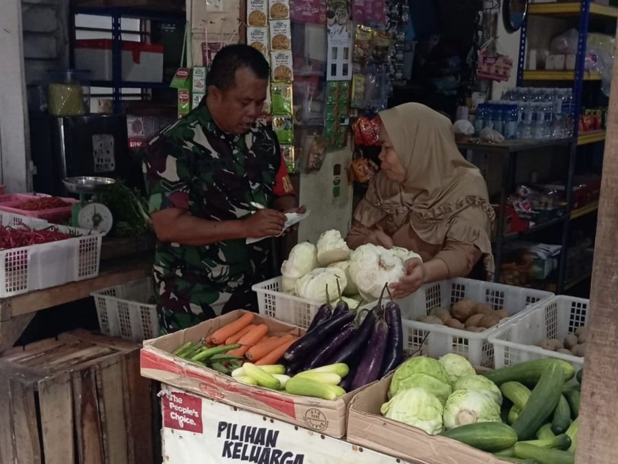 Babinsa Pemping Temukan Lonjakan Harga Sayur di Pasar Belakang Padang