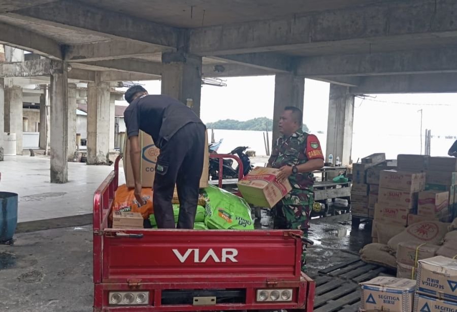Babinsa Pemping Turun ke Pelabuhan, Edukasi Pedagang Jaga Kebersihan