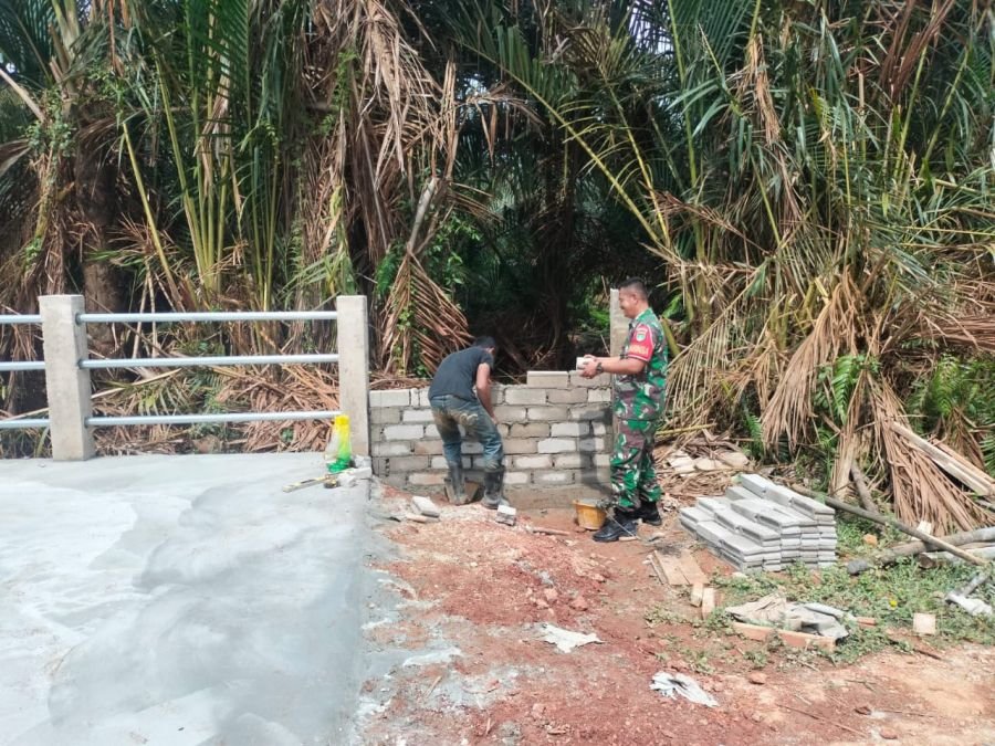 Babinsa Penarah Turun Tangan Percepat Pembangunan Jembatan Sungai Mata I
