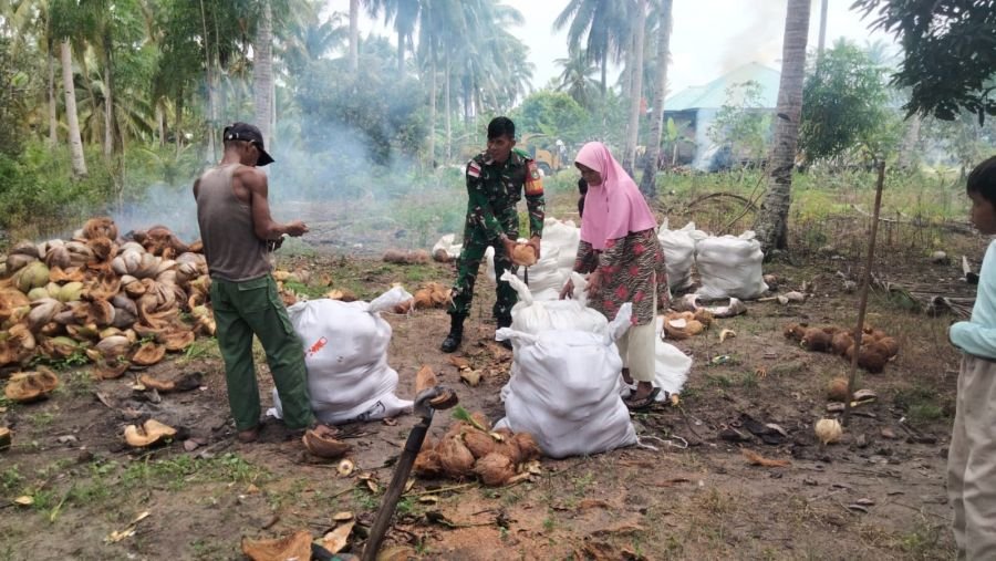 Babinsa Pengadah Bantu Warga Olah Kelapa, Perkuat Kebersamaan di Natuna