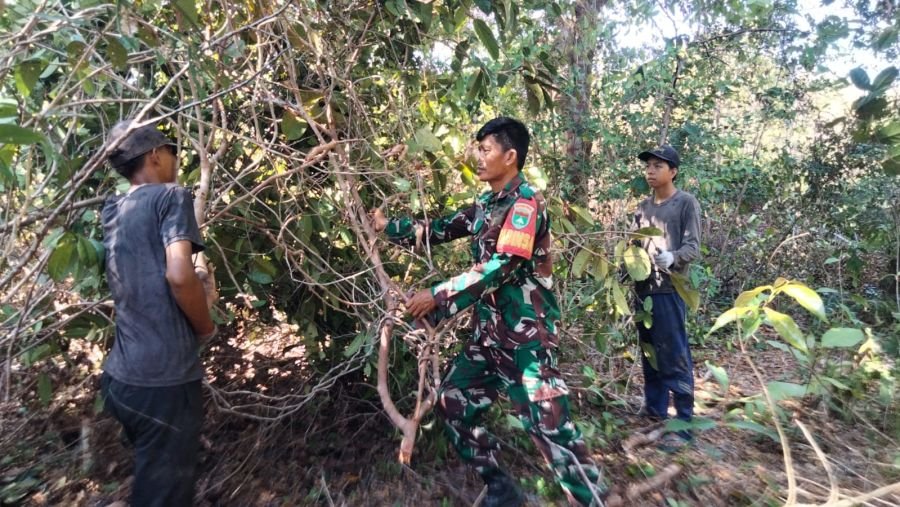 Babinsa Pengadah Ingatkan Warga Utamakan Keamanan Saat Beraktivitas