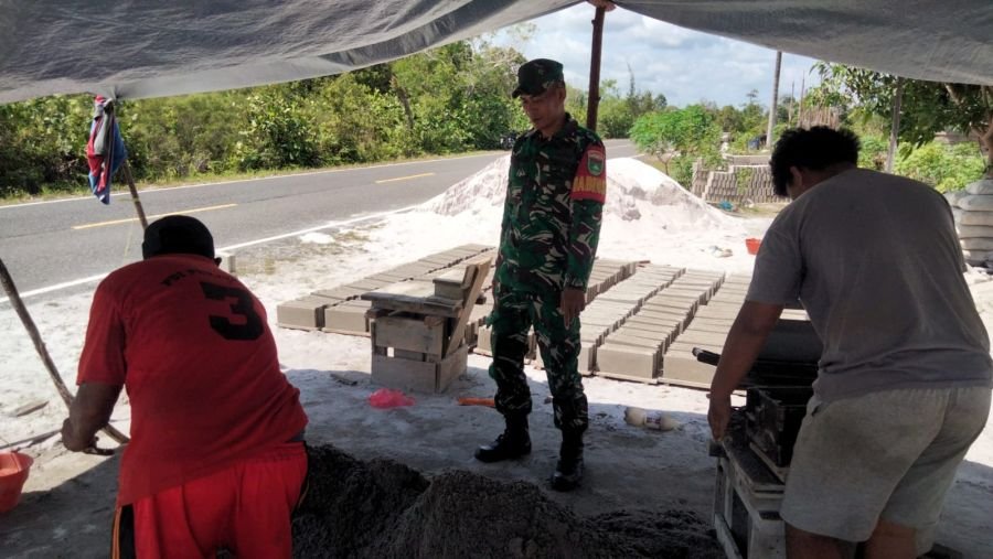 Babinsa Pengadah Kawal Pembangunan Koperasi Merah Putih di Natuna