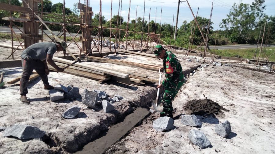 Babinsa Pengadah Kawal Pembangunan Koperasi Merah Putih di Natuna