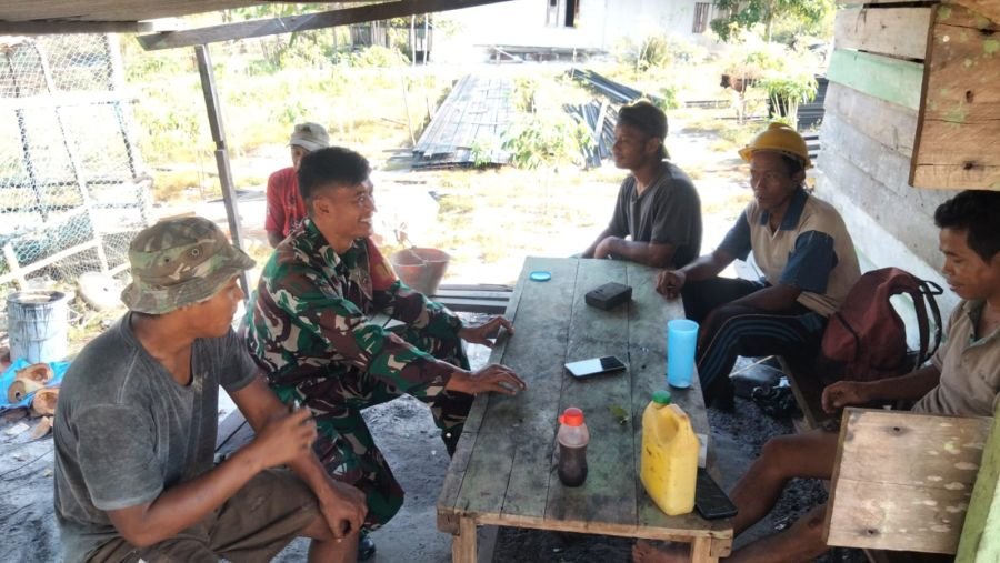 Babinsa Pengadah Perkuat Komsos Bersama Pekerja Bangunan