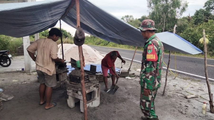 Babinsa Pengadah Tekankan Keselamatan Kerja dan Kualitas Produksi Batako