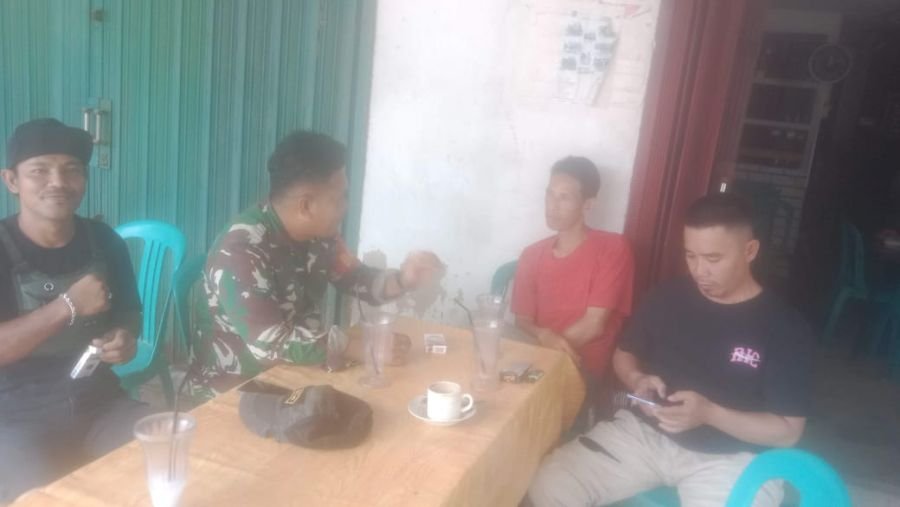 Babinsa Pengalihan Laksanakan Pengawasan Komduk, Komsos Dengan Warga Semakin Solid