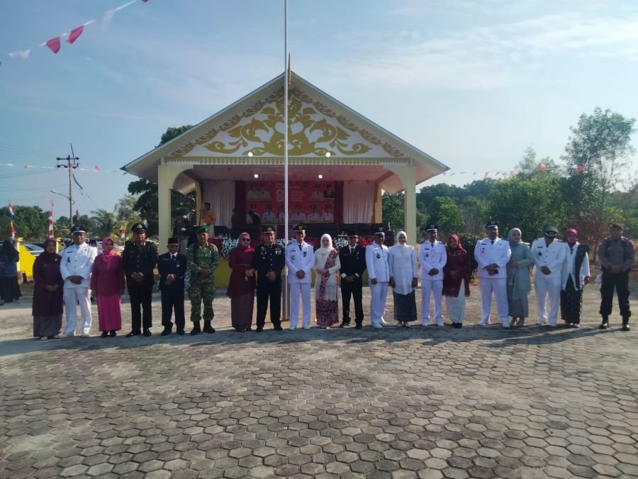 Babinsa Penghujan Peltu Pantun Sibarani Hadiri Upacara HUT Kemerdekaan RI ke-81 Tingkat Kecamatan