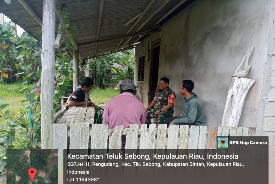 Babinsa Pengudang Imbau Warga untuk Menjaga Kesehatan melalui Komsos.