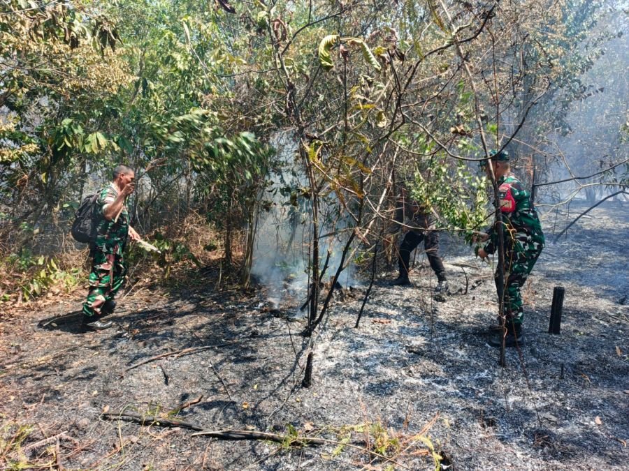 BABINSA PENYENGAT BERSAMA PERSONEL GABUNGAN DAN WARGA PADAMKAN KEBAKARAN HUTAN SELUAS ±1,8 HEKTARE
