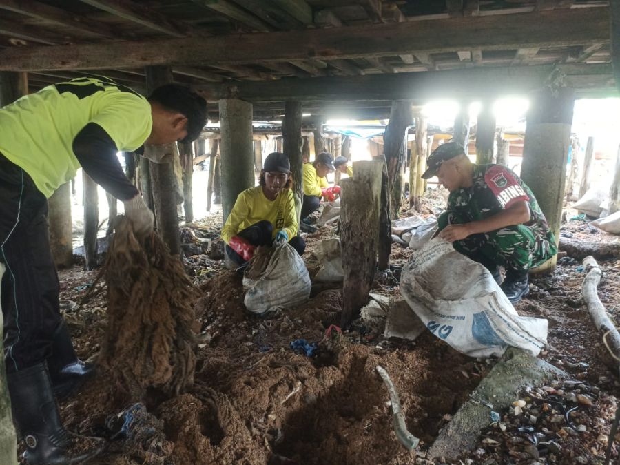 BABINSA PENYENGAT BERSAMA WARGA GOTONG ROYONG BERSIHKAN LINGKUNGAN PESISIR