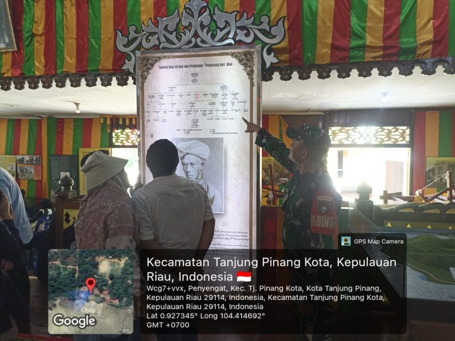Babinsa Penyengat Dampingi Pengunjung Mengenal Sejarah Raja Ali Haji di Pulau Penyengat
