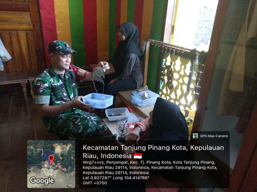 Babinsa Penyengat Dukung Pengembangan UMKM Budaya di Balai Adat Indera Perkasa