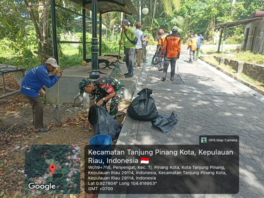 BABINSA PENYENGAT GOTONG ROYONG BERSAMA WARGA BERSIHKAN LINGKUNGAN KAMPUNG JAMBAT