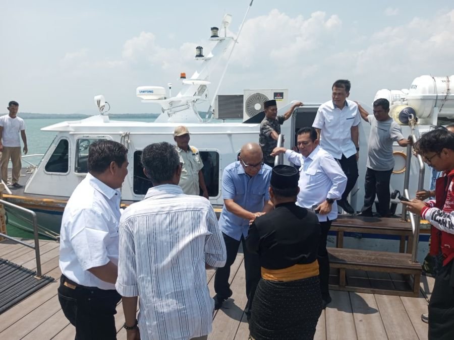 Babinsa Penyengat Laksanakan Pengamanan Kedatangan Jamintel Kejagung RI di Pulau Penyengat