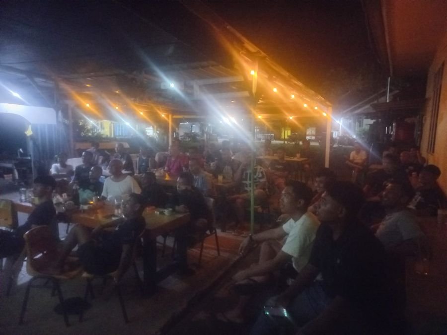 BABINSA PENYENGAT MONITOR KEGIATAN NOBAR FINAL PIALA DUNIA BERJALAN AMAN DAN TERTIB