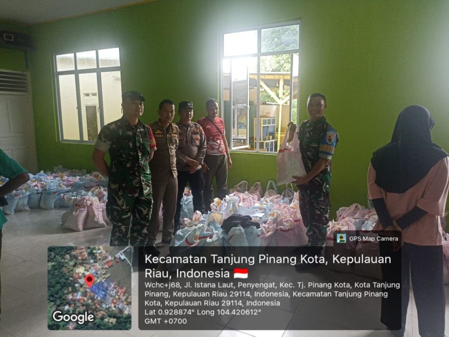 Babinsa Penyengat Monitoring dan Pengamanan Pembagian 520 Paket Sembako untuk Masyarakat