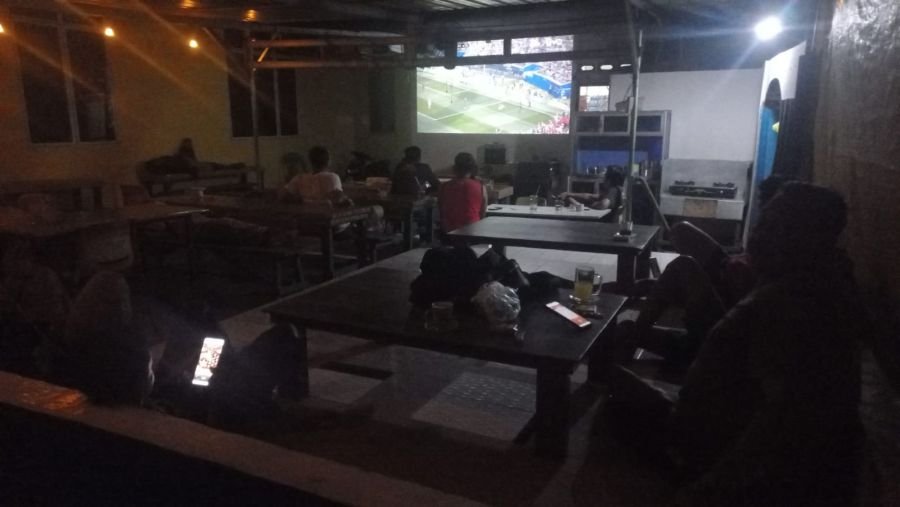 BABINSA PENYENGAT MONITORING KEGIATAN NONTON BARENG PIALA DUNIA, SITUASI AMAN DAN TERTIB