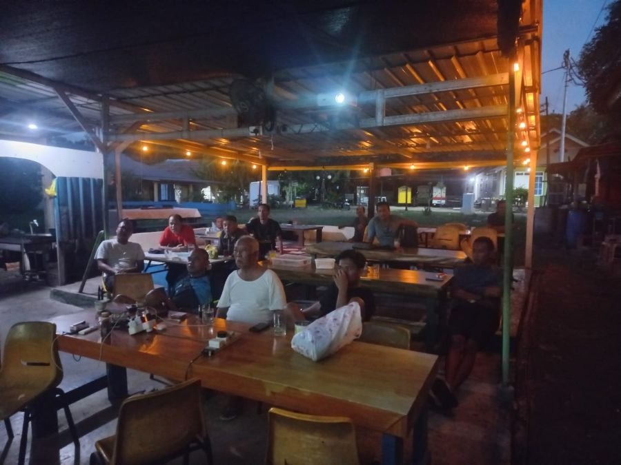 Babinsa Penyengat Monitoring Kegiatan Nobar Piala Dunia 2026 di Kampung Jambat