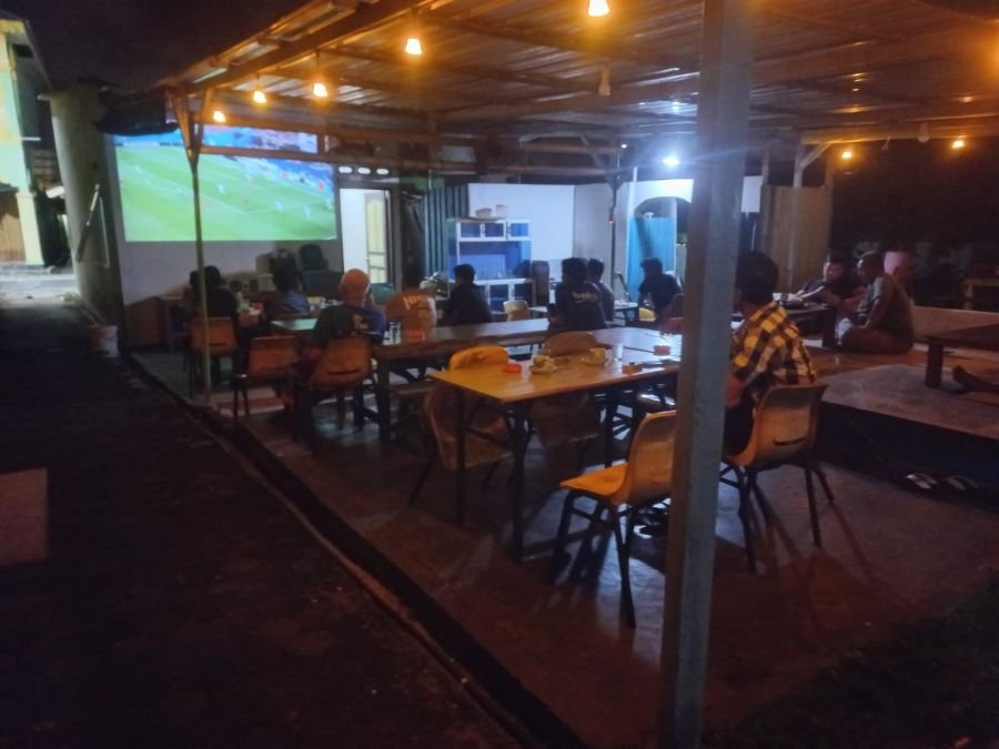 Babinsa Penyengat Monitoring Nonton Bareng Piala Dunia, Situasi Aman dan Tertib