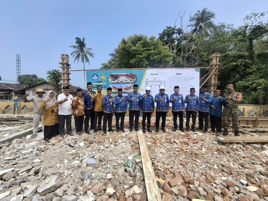 Babinsa Penyengat Monitoring Peletakan Batu Pertama Revitalisasi SD Negeri 009 Tanjungpinang Kota