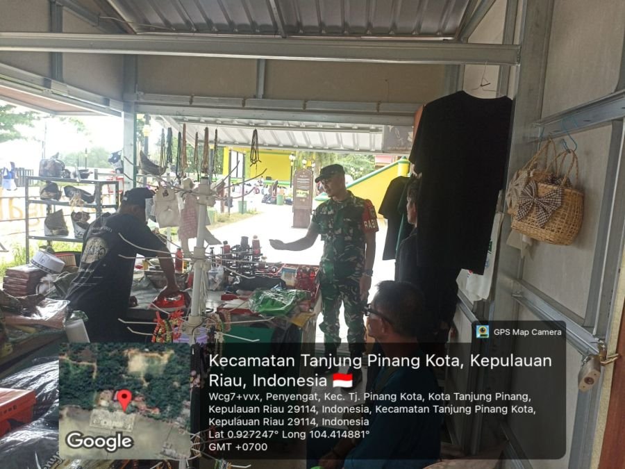 Babinsa Penyengat Silaturahmi dengan Pelaku UMKM dan Pedagang Souvenir