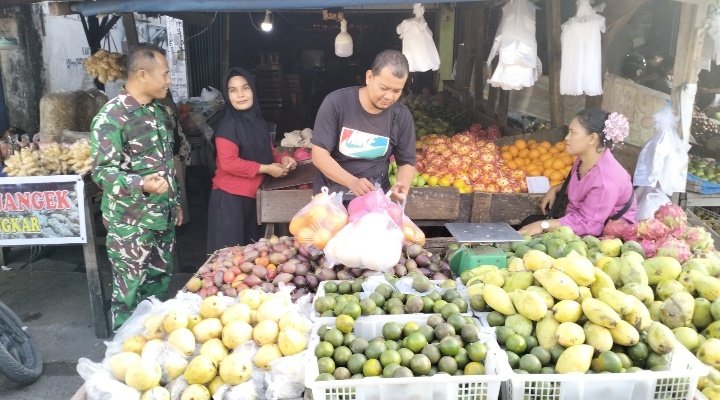 Babinsa Pererat Silaturahmi dengan Pedagang, Ajak Wujudkan Pasar Bersih dan Nyaman