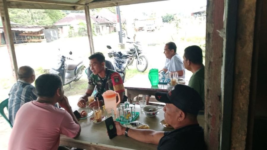 Babinsa Perkuat Hubungan dengan Warga Melalui Komsos di Desa Jake