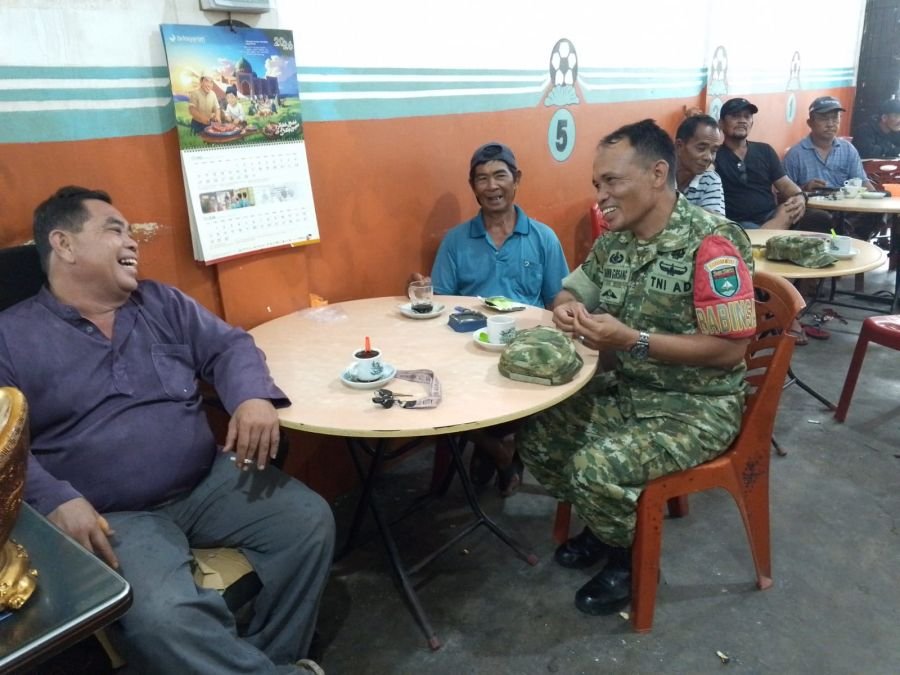 Babinsa Perkuat Kedekatan dengan Warga Desa Pauh Lewat Komsos