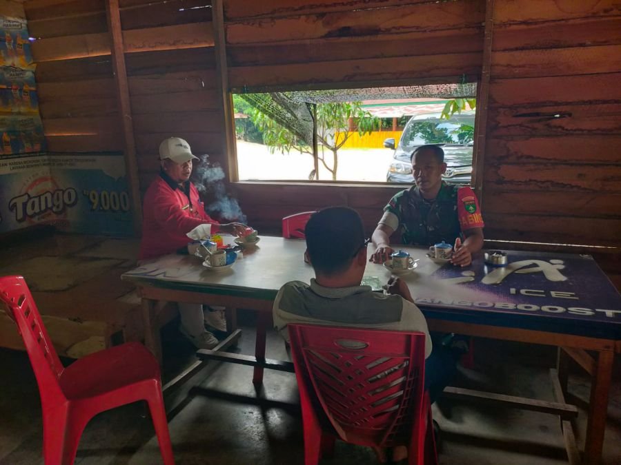 Babinsa Perkuat Kedekatan dengan Warga Lewat Komsos di Sungai Jering