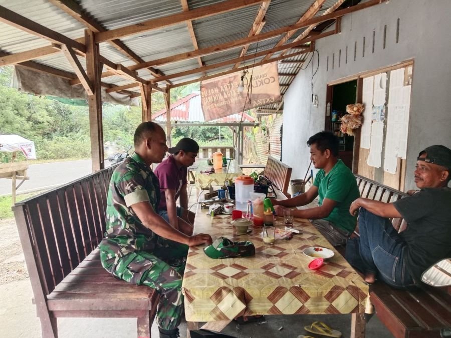 Babinsa Perkuat Kedekatan dengan Warga Lewat Komsos di Banjar Lopak