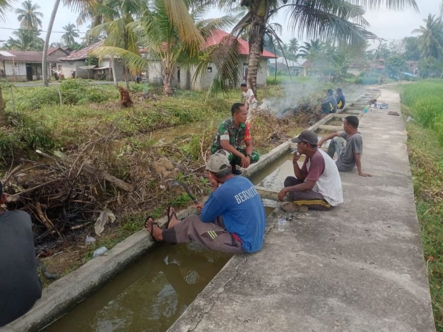 Babinsa Perkuat Kemanunggalan Lewat Gotong Royong dan Komsos di Pulau