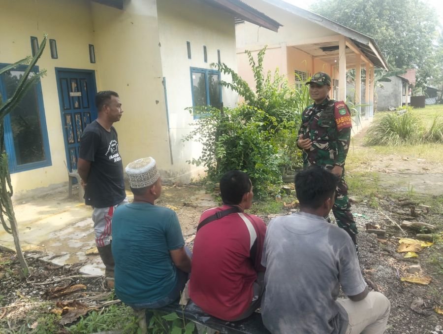 Babinsa Perkuat Komsos, Warga Desa Buruk Bakul Diajak Bersama Cegah Karhutla
