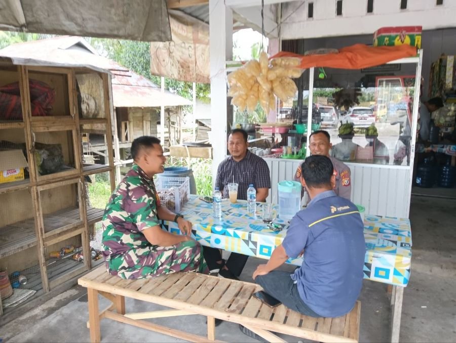 Babinsa Perkuat Komunikasi dengan  Warga Desa Jalur Patah