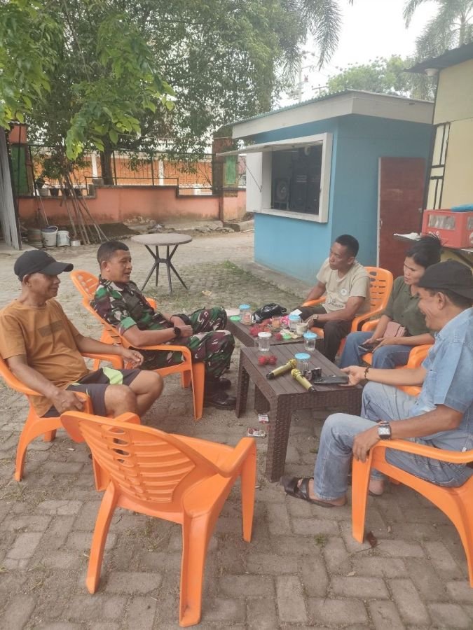 Babinsa Perkuat Komunikasi, Serap Aspirasi Warga Teratak Air Hitam