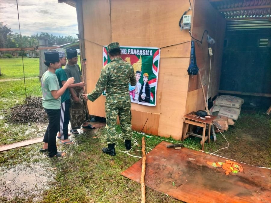 Babinsa Perkuat Nilai Pancasila Lewat Komsos di Sungai Apit