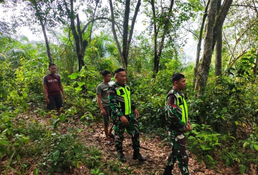 Babinsa Perkuat Patroli Cegah Karhutla di Sentajo Raya