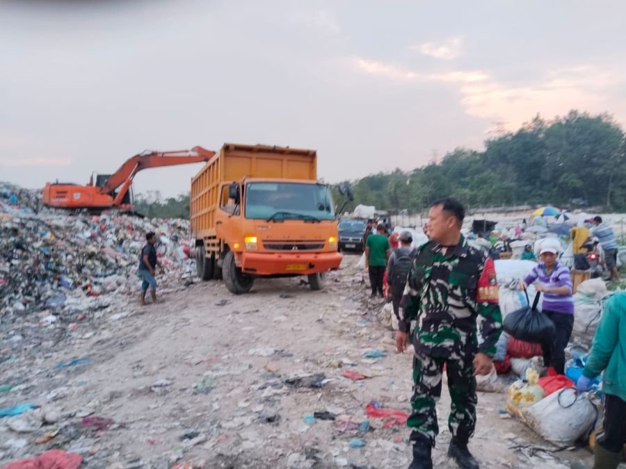 Babinsa Perkuat Pengawasan di Transdepo DLHK, Dukung Kelancaran Pelayanan Publik