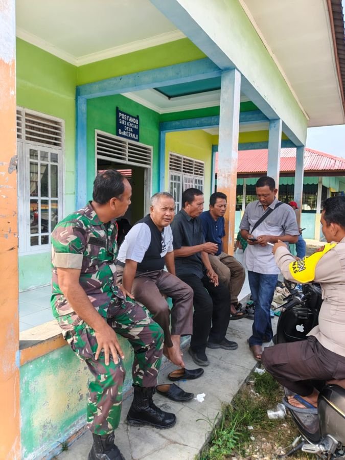 Babinsa Perkuat Silaturahmi dengan Warga Sungai Keranji Lewat Komsos